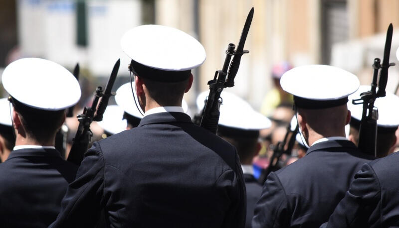 Concorsi pubblici per diplomati nelle Forze Armate e di Polizia 2023: requisiti e limiti d’età